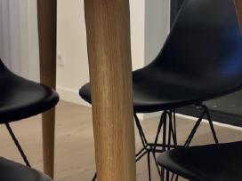 Inside design studio stalas ir kėdės
