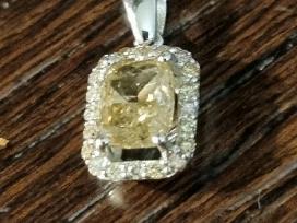 Parduoda auksinį pakabuką su 0.91ct briliantų.