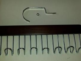 Medine pakaba su 8 metaliniais kabliukais.