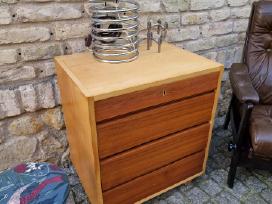 Vintažinė mid century tikmedžio/uosio komodėlė.