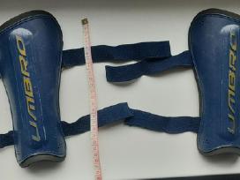 Futbole, ant kojų dedamos "umbro" apsaugos