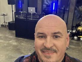 Vedėjas ir Dj viename, su aparatūra - kaina 600€.