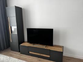 Parduodu TV staliuka ir spinta .metus naudota
