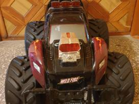 Automobilis su amortizatoriais