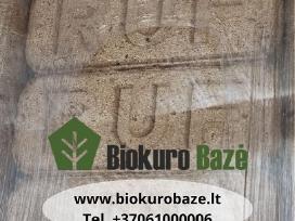 Medžio pjuvenų briketai, malkos konteineriuose.