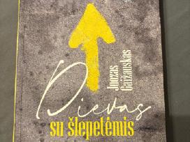 Knyga „Dievas su šlepetėmis“