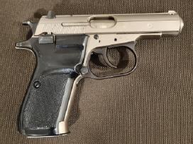 Cz 83 su Gedimino stulpais