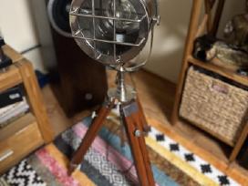 Tripod trikojis pastatomas šviestuvas