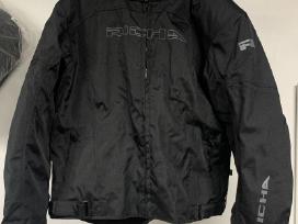 Moto striukes su apsauga.