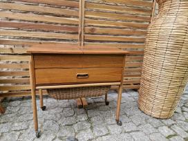 Vintažinis mid century rankdarbių staliukas
