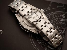 Glamour tudor