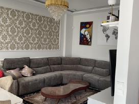Kampinė itališka sofa su elektriniu reglaineriu.