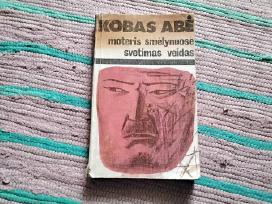 Moteris smelynuose svetimas veidas Kobas Abė