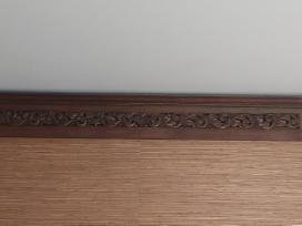 Drožinėta detalė, raudonmedžio ornamentai.