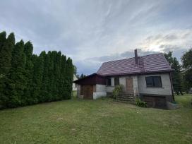 Namas su sodo sklypu ir ūkiniais pastatais
