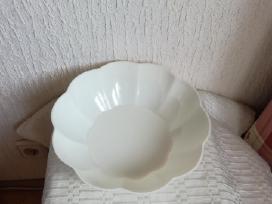Daug metų turinti lėkštė-dubuo stipraus plastiko