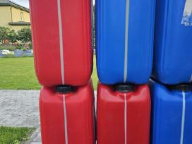 Taros plastikinės bačkos