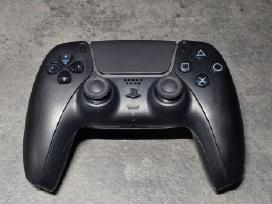 Juodas playstation 5 pultelis