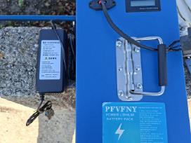 Elektrinio dviračio baterija ir pakrovėjas