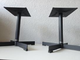 Vintage kolonėliu ir audio stovai.