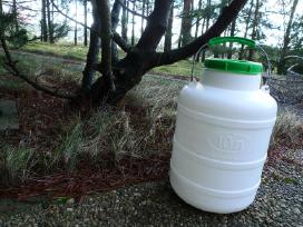 Maist. bidon. plastik. naujas 10 litrų ir emal.3 l
