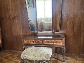 Antikvariniai baldai miegamojo veidrodis su pufu