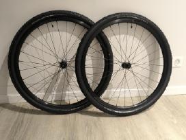 Nauji Scott Syncros gravel ratai su Schwalbe G-one