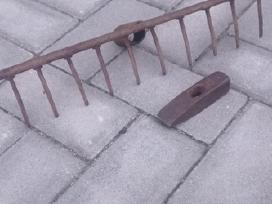 Įrankiai ( grėblys ir plaktukas ) Vievyje