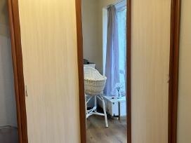 Spinta su veidrodžiu stumdomomis durimis