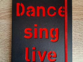 Dance sing live sąsiuvinis langeliais su gumele