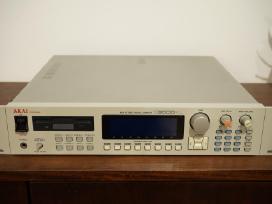 Akai S3000xl sampleris su priedais