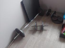 Sportavimo hanteliai ir štangos su suoliuku