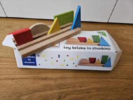 Žaislai: gudrutis, geometrinės figūros erdvėje