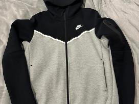 Nike Tech Fleece Pilkas / Juodas