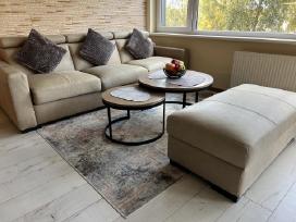 Parduodama puikios būklės odinė sofa su pufu