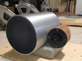 Unikalios lentynines koloneles ir Jbl subas