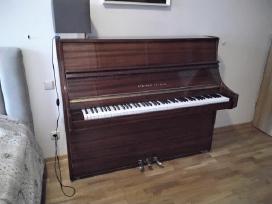 Krasnij Oktiabr trijų pedalų pianinas