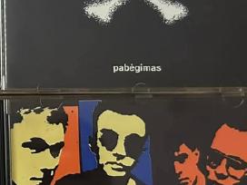CD ir kasetes