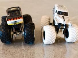 "Monster Jam" monster truck 1:64