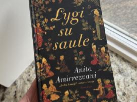 Lygi su saule Anita Amirrezvani