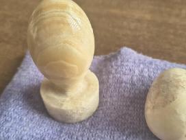 Velykiniai kiaušiniai is akmens