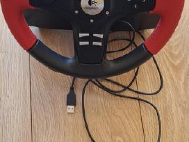 Logitech Formula Force Ex vairas su pedalais.