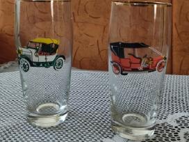 2 stiklinės su senų automobilių piešiniais