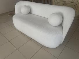 Moderni balta sofa su pagalvėlėmis