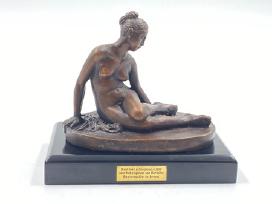 Bronzinė statula "Nimf met schorpioen"