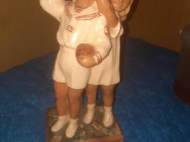 Kauno dailes statulele.