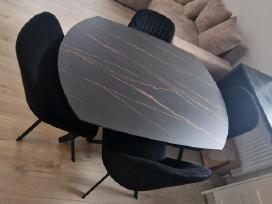 Accanto stalas transformeris su kėdėmis