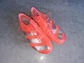 Adidas sprinto bateliai su vinimis, startukai