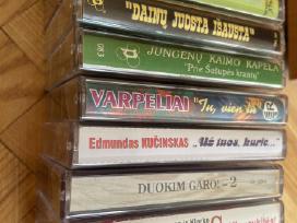 Audio kasetes su įrašais