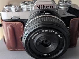 Nikon Z fc fotoaparatas su Nikkor Z 28mm f/2.8 Se